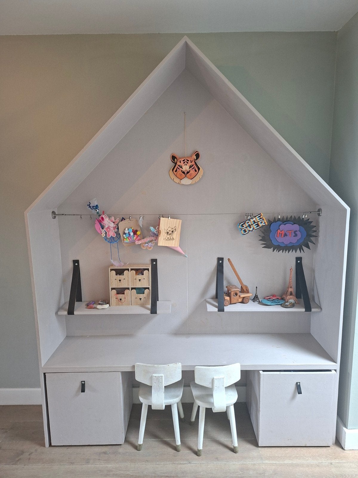 Huisvormig kinderbureau met opbergruimte en stoeltjes, Ophalen, Zo goed als nieuw, Tafel