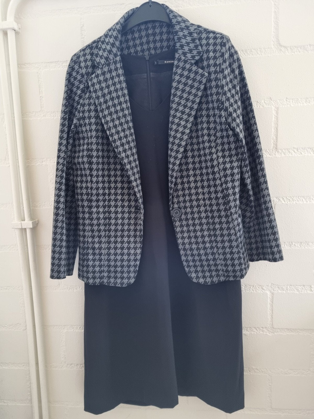 Zwarte jurk met pied-de-poule blazer, Kleding | Dames, Jurken, Zwart, Ophalen of Verzenden, Zo goed als nieuw, Knielengte