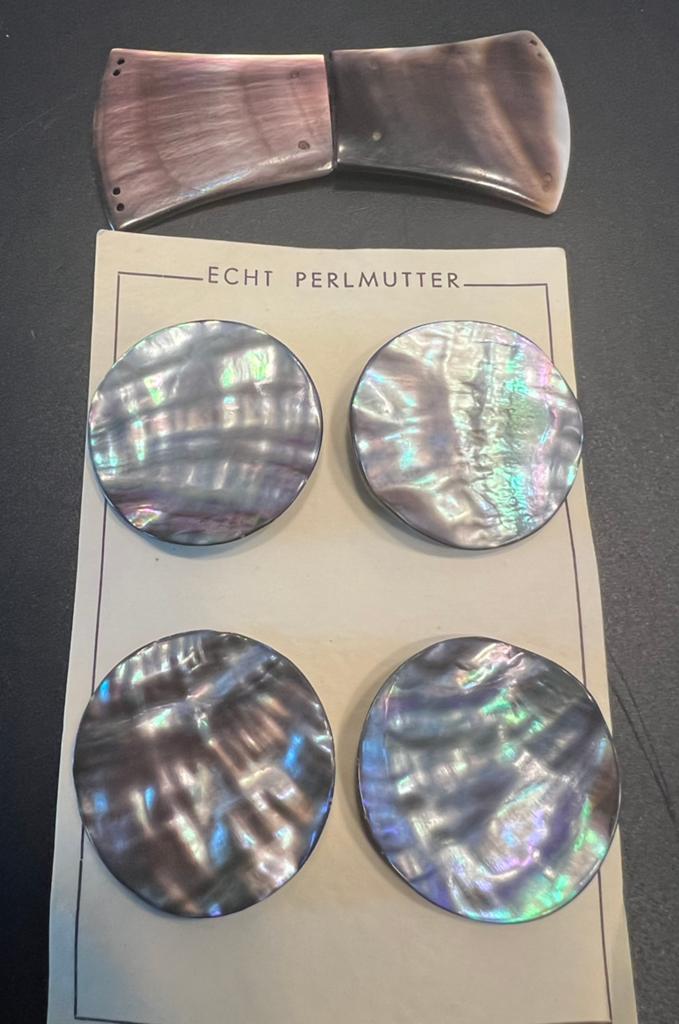 4 vintage knopen en Art deco gesp van Abalone schelpen, Antiek en Kunst, Antiek | Kleding en Accessoires, Ophalen of Verzenden