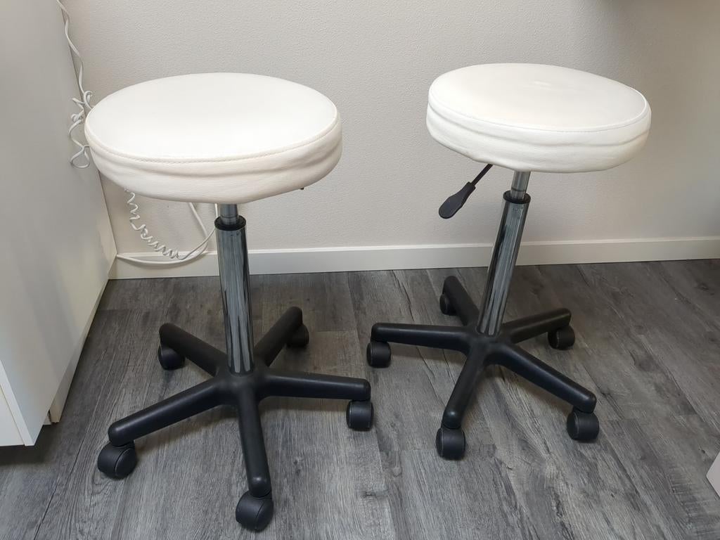 Tabouret stoellen krukjes verstelbaar salon wit leren wielen, Ophalen, In hoogte verstelbaar, Zo goed als nieuw, Hout
