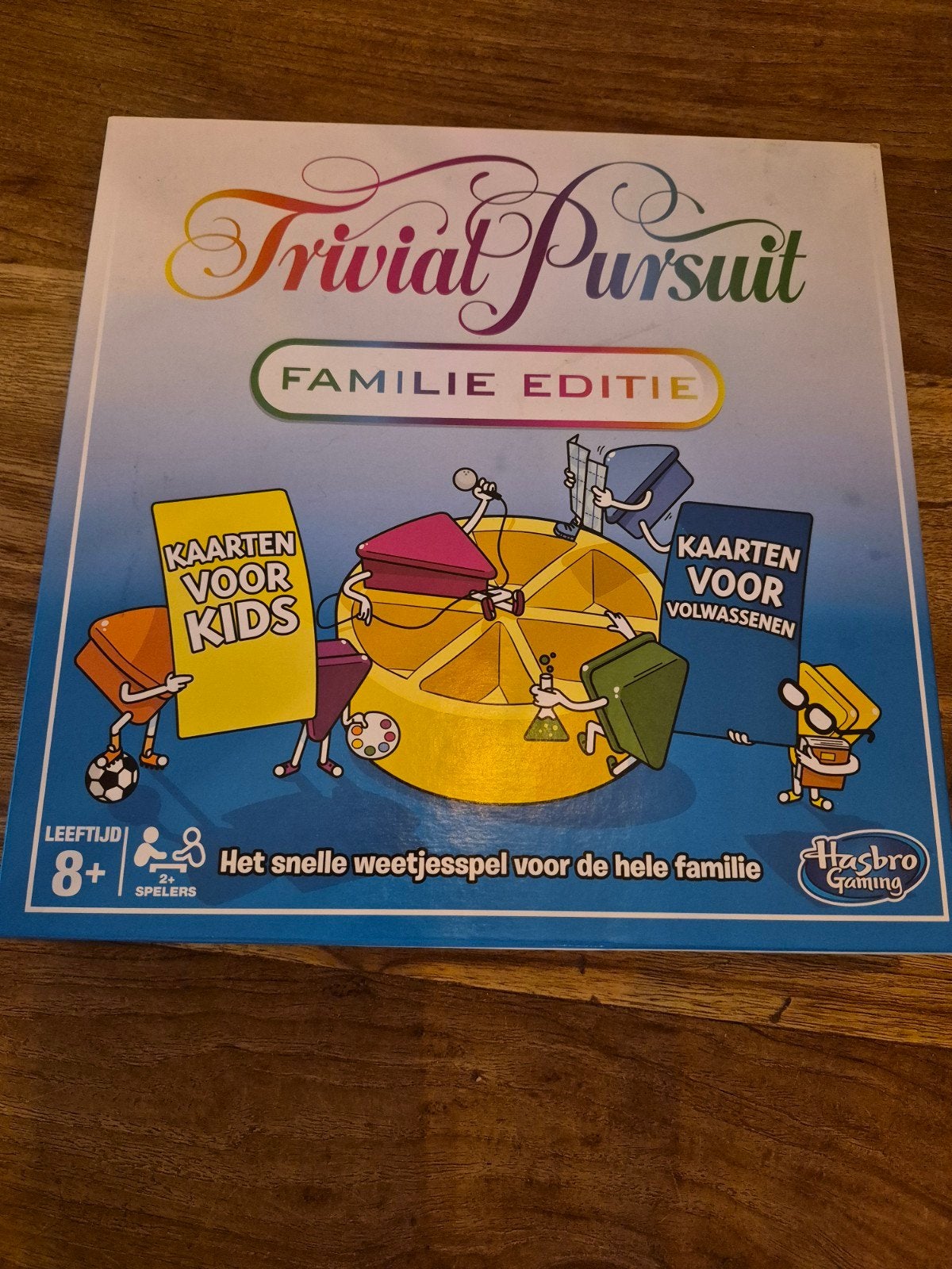 Trivial Pursuit Familie Editie - Het snelle weetjesspel, Hobby en Vrije tijd, Drie of vier spelers, Ophalen of Verzenden, Zo goed als nieuw