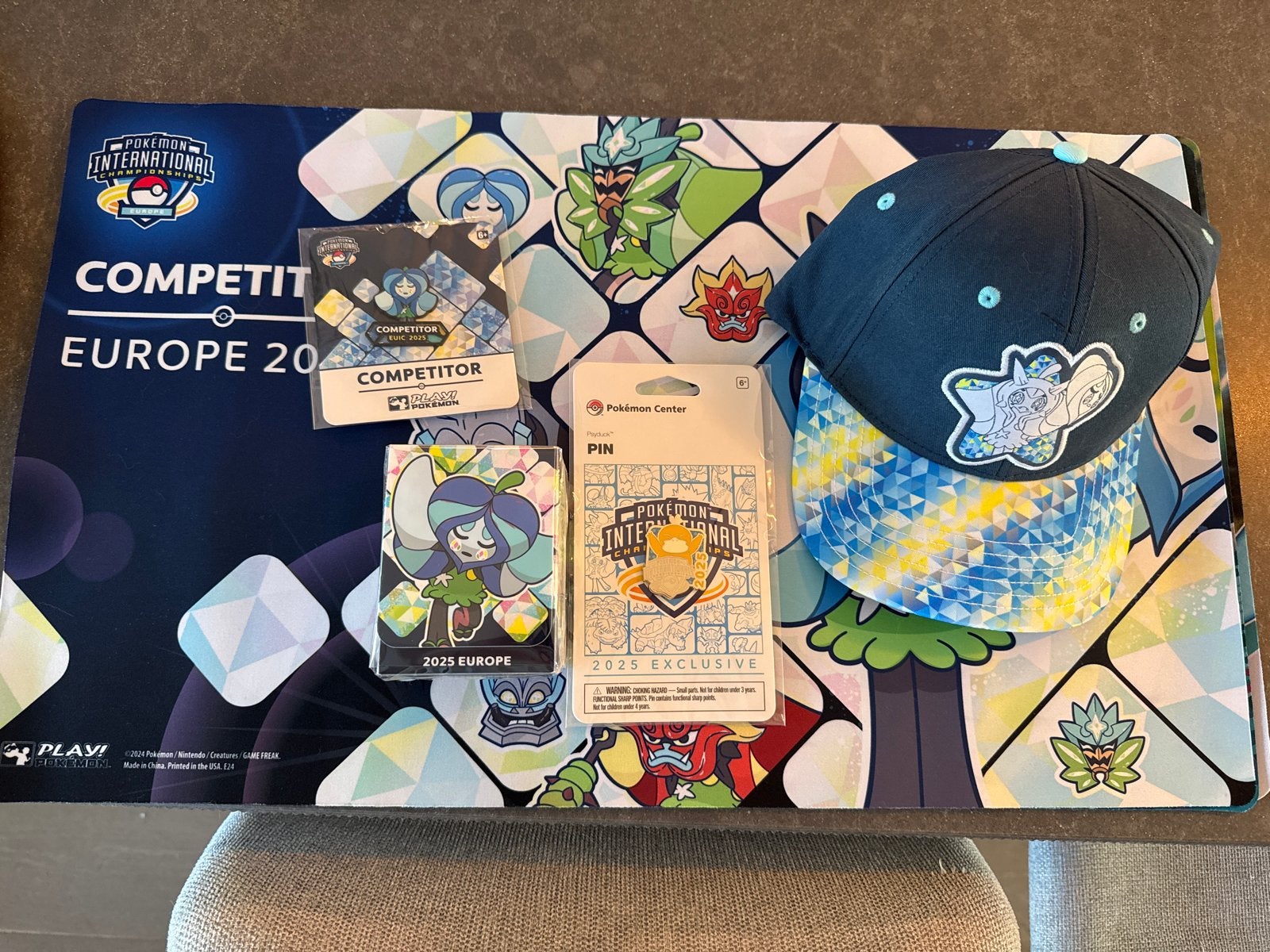 Pokémon EUIC 2025 Bundel - Playmat, Pet, Pins & Deckbox, Ophalen of Verzenden, Nieuw, Overige typen