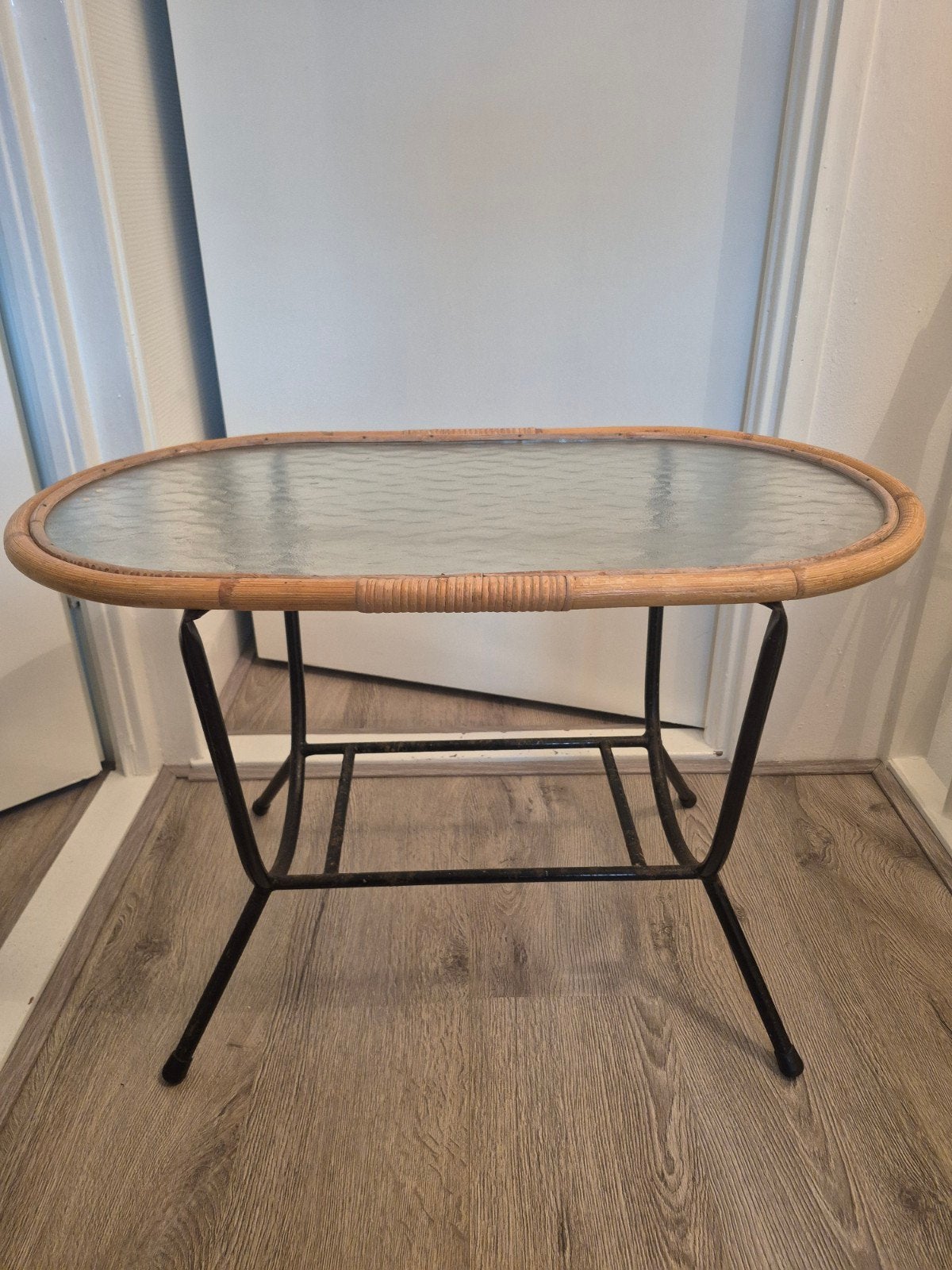 Tafeltje met glasplaat en bamboe rand, Huis en Inrichting, Tafels | Bijzettafels, Gebruikt, 55 tot 75 cm, Glas, Ovaal