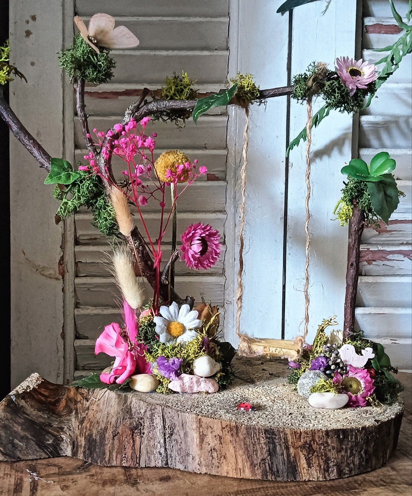 Unieke handgemaakte decoratie met schommel en bloemen, Huis en Inrichting, Woonaccessoires | Overige, Ophalen, Hout, Meerkleurig