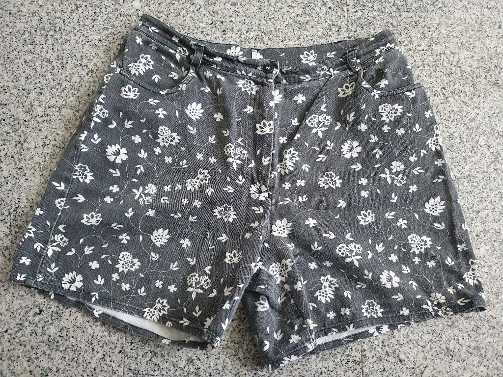 Korte zomerse broek, Kort, Zwart, Maat 42/44 (L), Ophalen of Verzenden