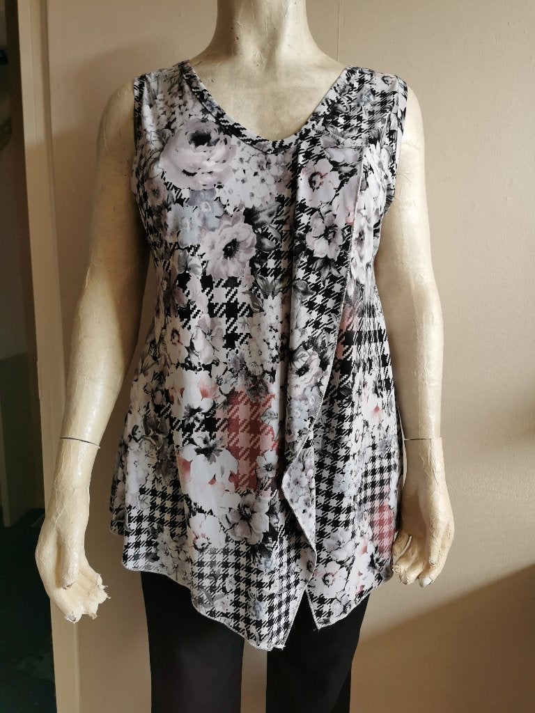 21 .. zgan tuniek van magna maat 48 - 50, Kleding | Dames, Ophalen of Verzenden, Zo goed als nieuw, Overige kleuren, Blouse of Tuniek