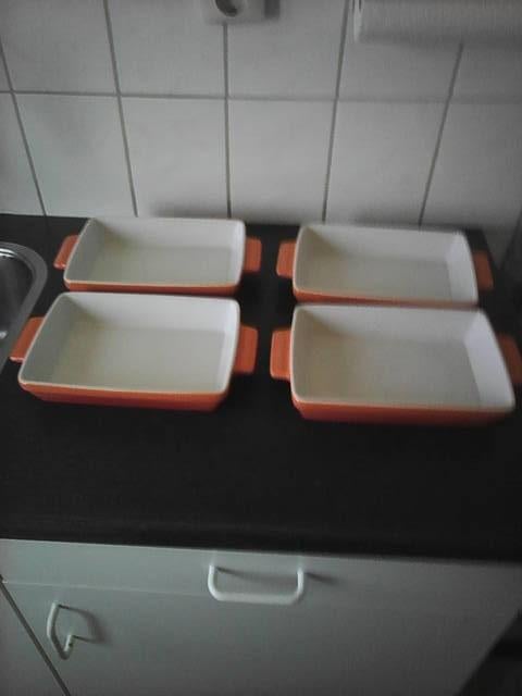 6 oven schalen aardewerk okergeel wit en  2 oker en zwart., Ophalen, Gebruikt, Schaal of Schalen, Overige stijlen