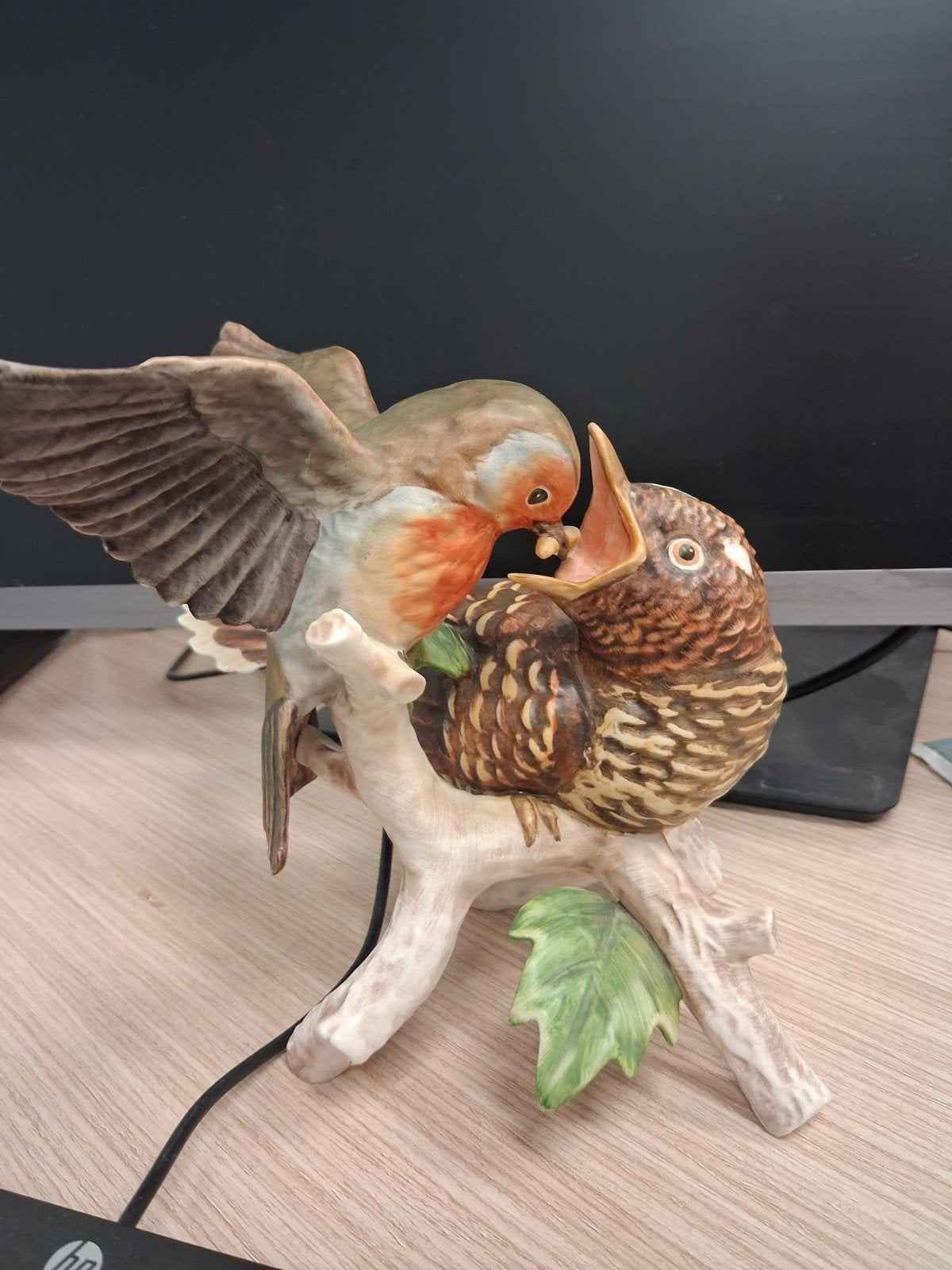 Goebel Porseleinen Beeldje: Roodborstje met Jonge Koekoek, Ophalen of Verzenden