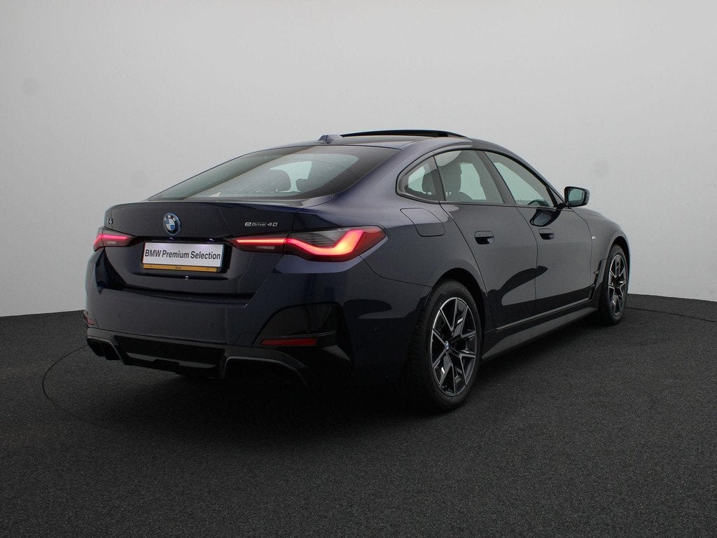 BMW i4 eDrive40 M Sportpakket | Comfort Pack | Trekhaak | Pa, Auto's, BMW, Achterwielaandrijving, Zwart, Met garantie (alle), Blauw