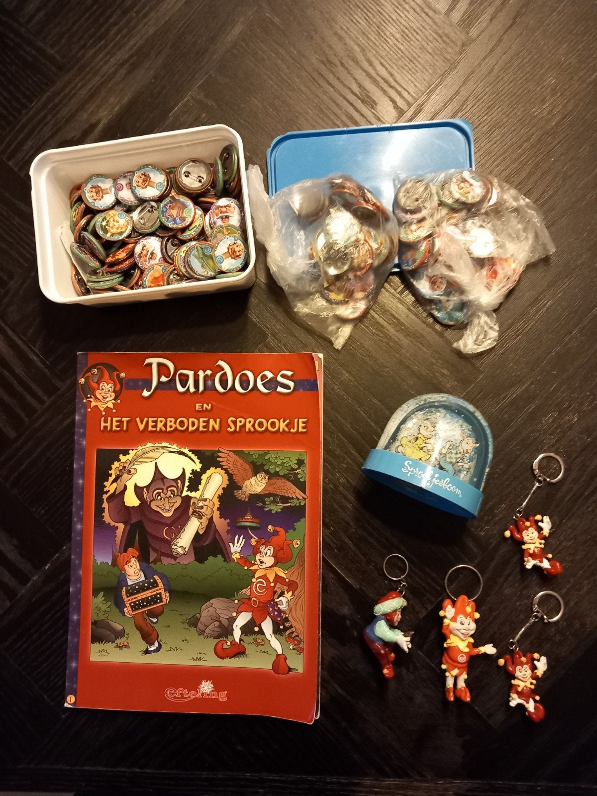collectie Pardoes Efteling items: boek, buttons, sleutelha, Verzamelen, Gebruikt, Europalaan 1, 5171 KW Kaatsheuvel, Nederland