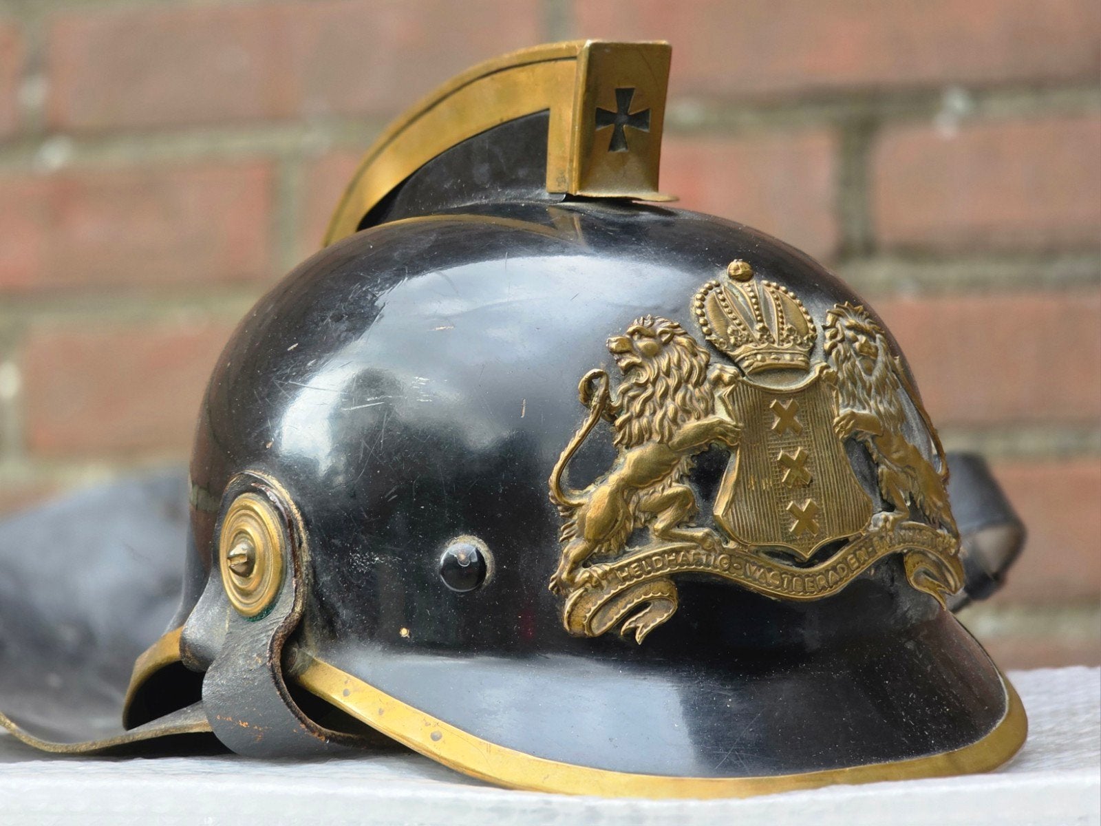 brandweerhelm brandweer Nederland Amsterdam 1972 tussenmodel, Ophalen of Verzenden, Landmacht, Nederland, Embleem of Badge