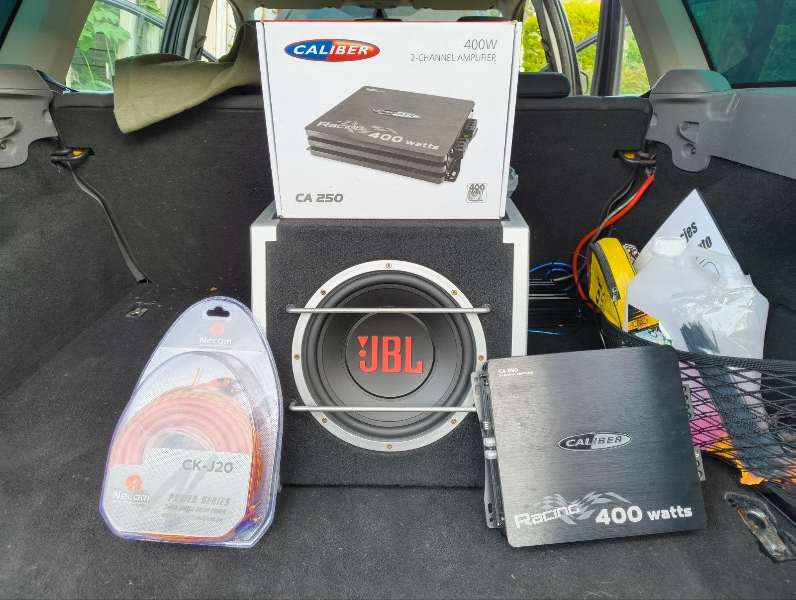JBL Subwoofer + Caliber Versterker Set Met 400W & Kabelset, Auto diversen, Autospeakers, Ophalen