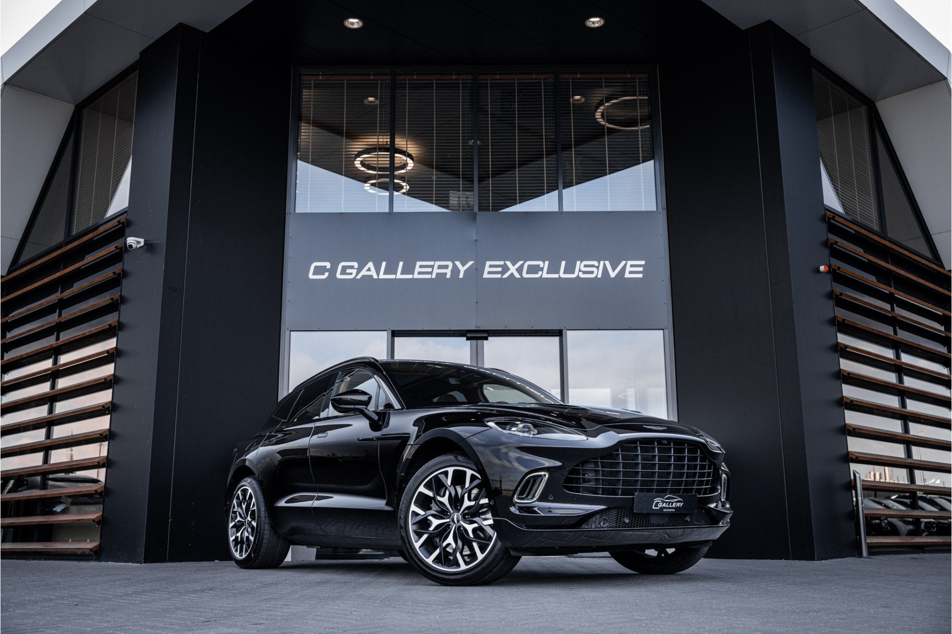 Aston Martin Dbx 4.0 V8 - 1/500 | Panorama | 360 Camera | Lu, Auto's, Dealer onderhouden, Zwart, Leder, Vierwielaandrijving