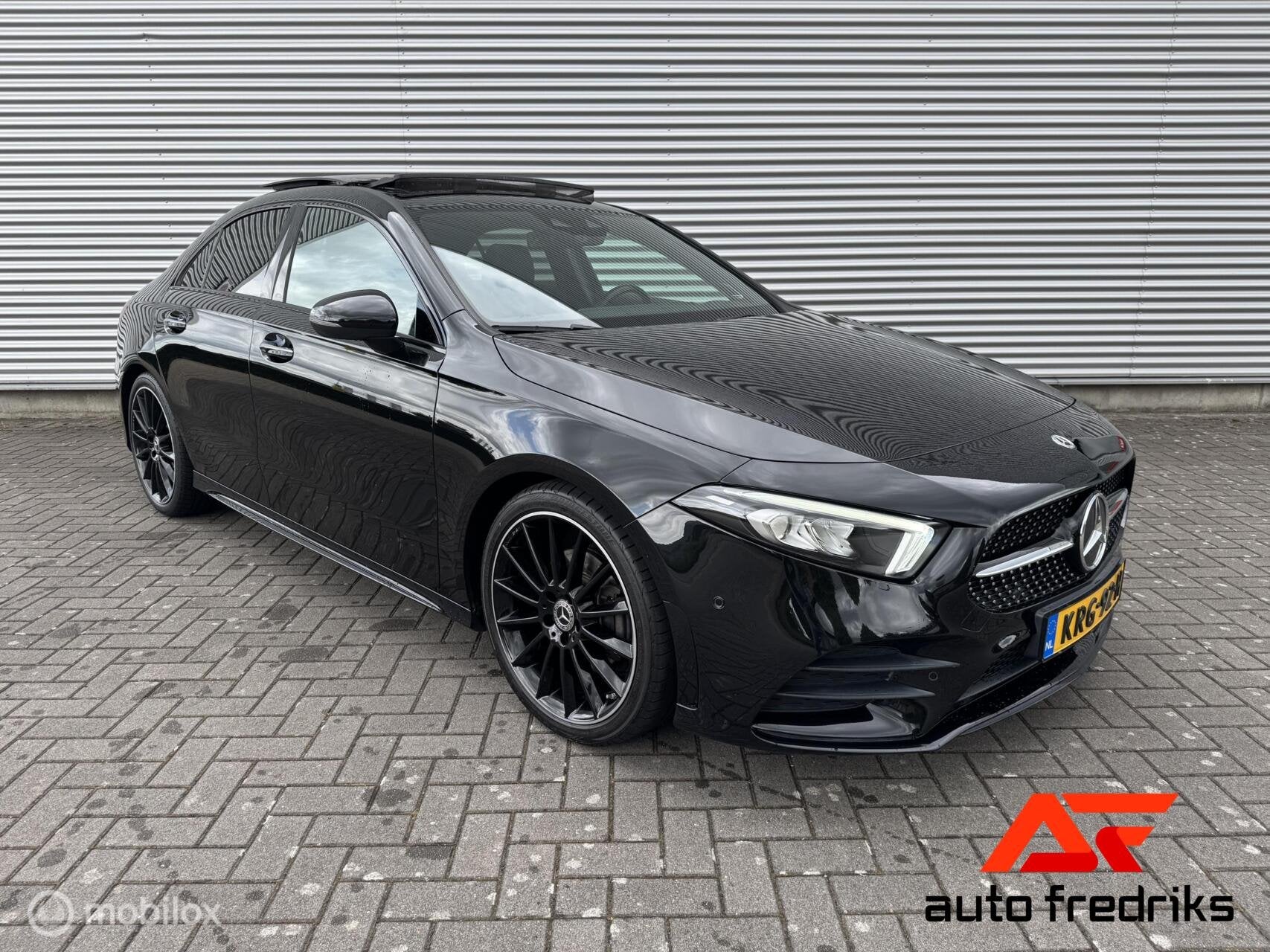 Mercedes A-klasse 200 AMG Premium Plus | Pano | Burmester |, Gebruikt, 4 cilinders, 1290 kg, Leder en Stof