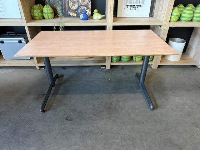 Instelbaar bureau / tafel met schroef 140x74xH62-84, 1 stuk, Huis en Inrichting, Bureaus, Gebruikt, Spaanplaat of MDF, 74 cm, In hoogte verstelbaar