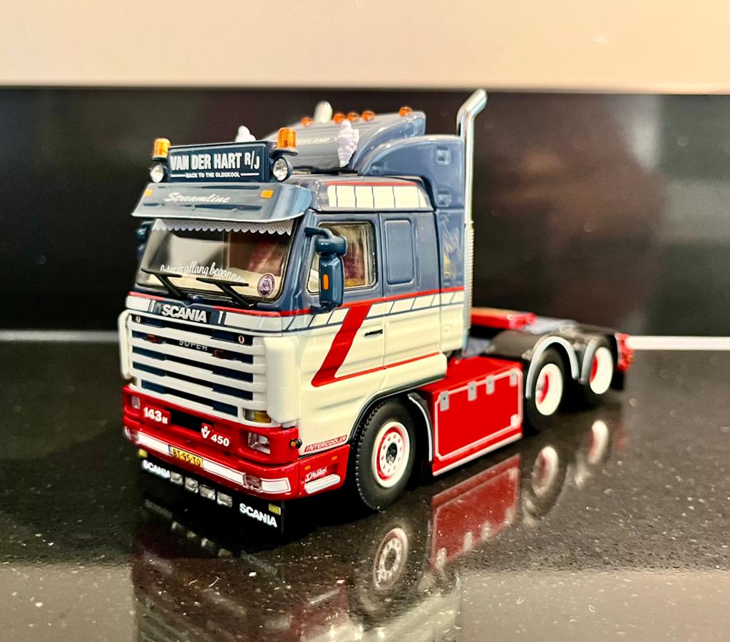 WSI Scania 143 V8 Streamline vd Hart Back to the Oldskool, Hobby en Vrije tijd, Modelauto's | 1:50, Ophalen of Verzenden, Nieuw