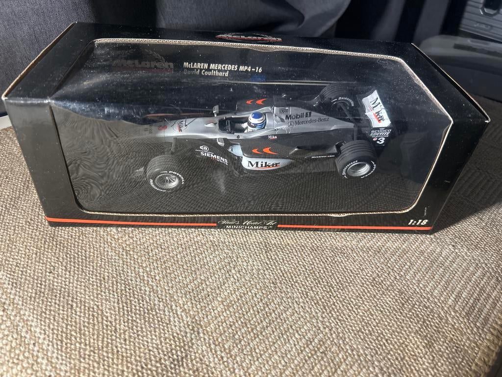 McLaren Mercedes MP4-16 David Coulthard Minichamps 1:18, Hobby en Vrije tijd, Modelauto's | 1:18, Ophalen of Verzenden, Zo goed als nieuw