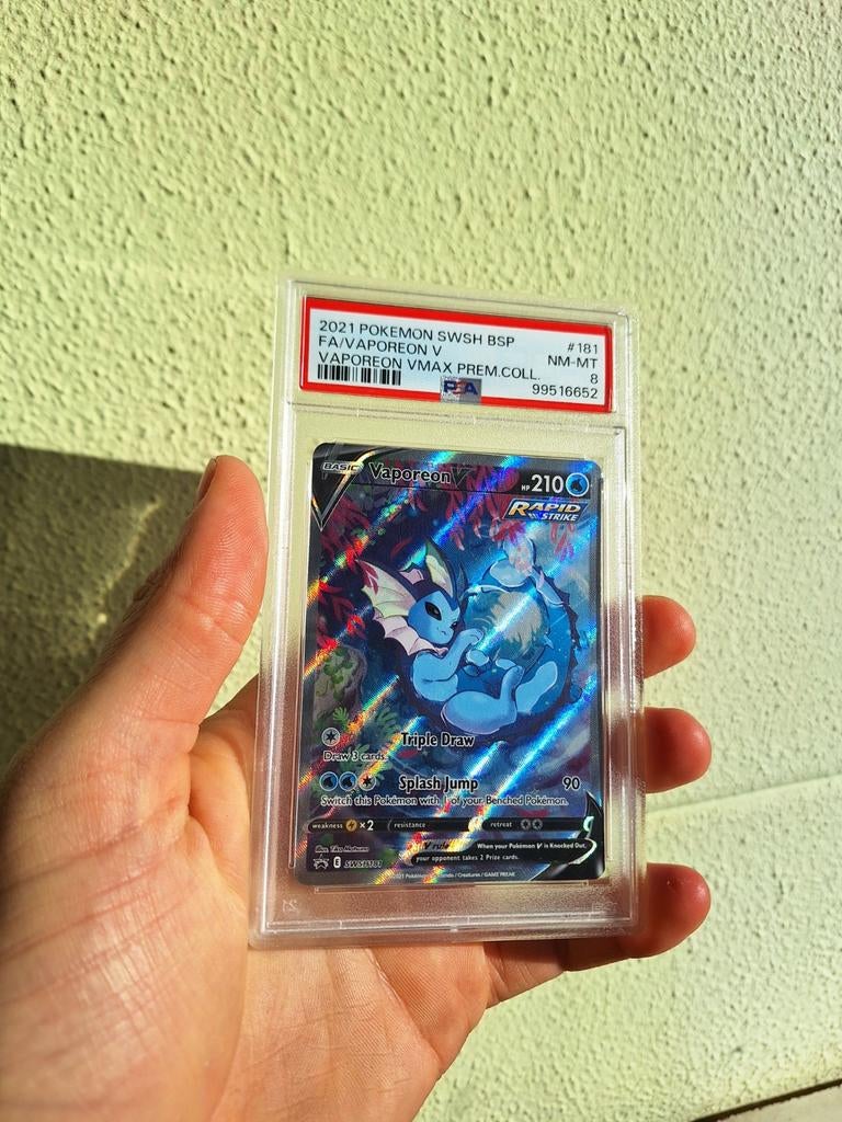 Vaporeon VMAX Premium Collection PSA 8 Pokemon Kaart, Ophalen of Verzenden, Zo goed als nieuw, Losse kaart