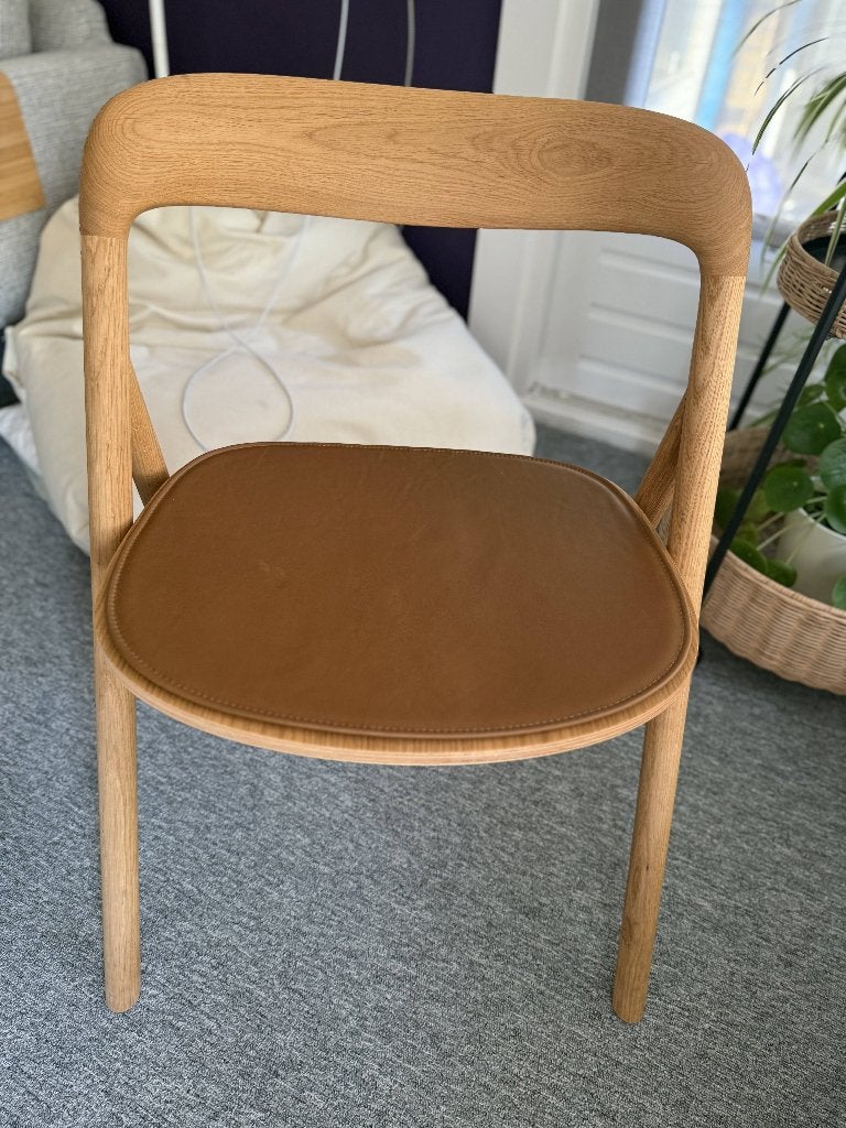 Bolia Fenri Dining Chair + Fenri kussen, Ophalen, Bruin, Zo goed als nieuw, Eén