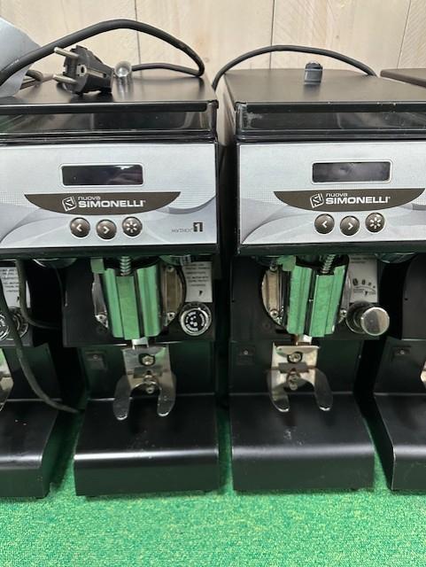 Koffiemolen Nuova Simonelli Mythos One, Witgoed en Apparatuur, Koffiezetapparaten, Gebruikt, Espresso apparaat, Niet ingevuld