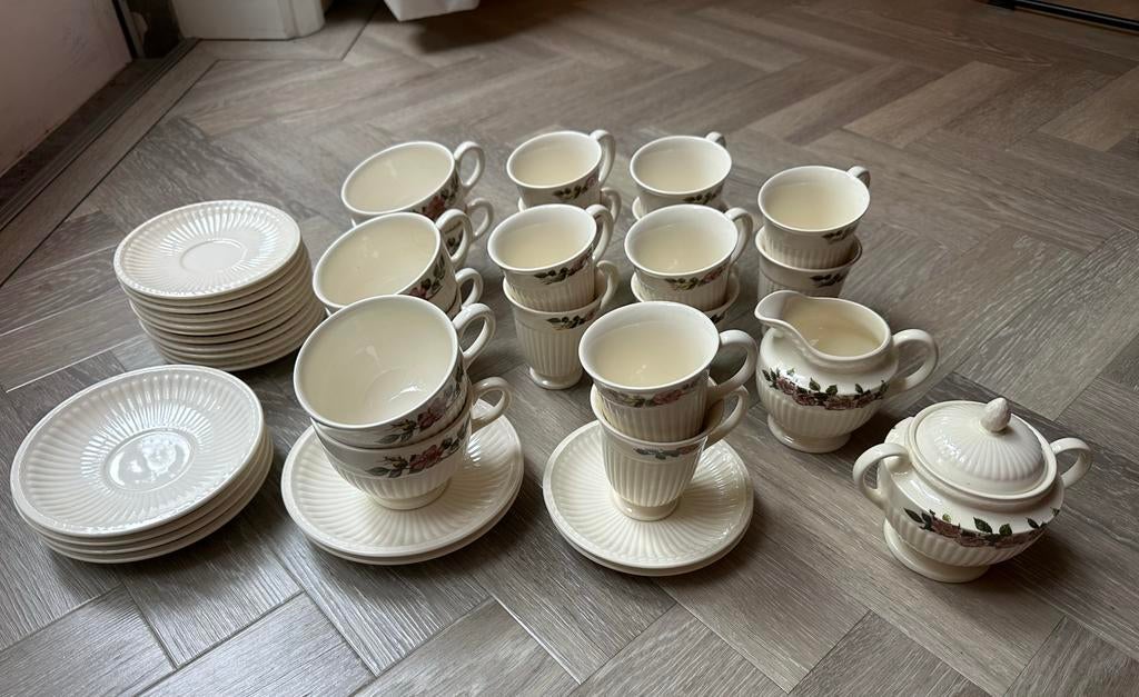 Te koop: mooie set van Wedgwood (Briar Rose), Huis en Inrichting, Keuken | Servies, Ophalen, Gebruikt, Wedgwood, Kop(pen) en/of Schotel(s)