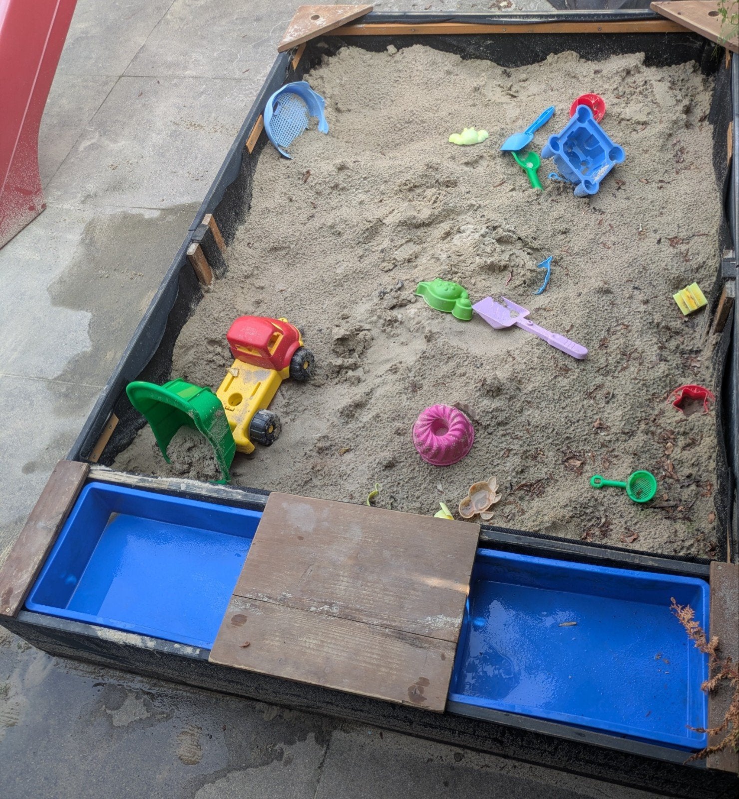 Grote zandbak met zand, speelgoed en regenhoes, Kinderen en Baby's, Speelgoed | Buiten | Zandbakken, Ophalen, Gebruikt