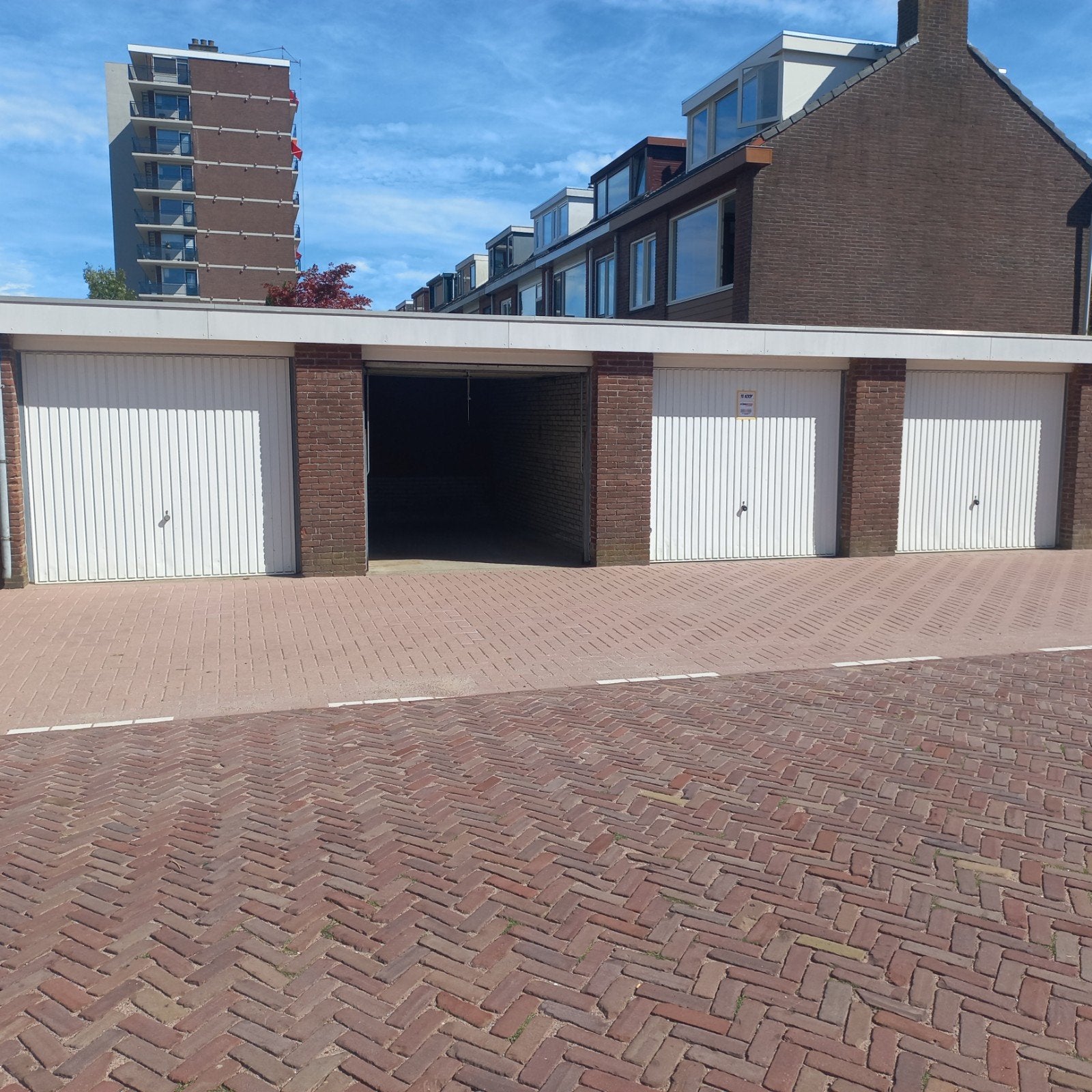 TE HUUR GARAGEBOX ZWIJNDRECHT.