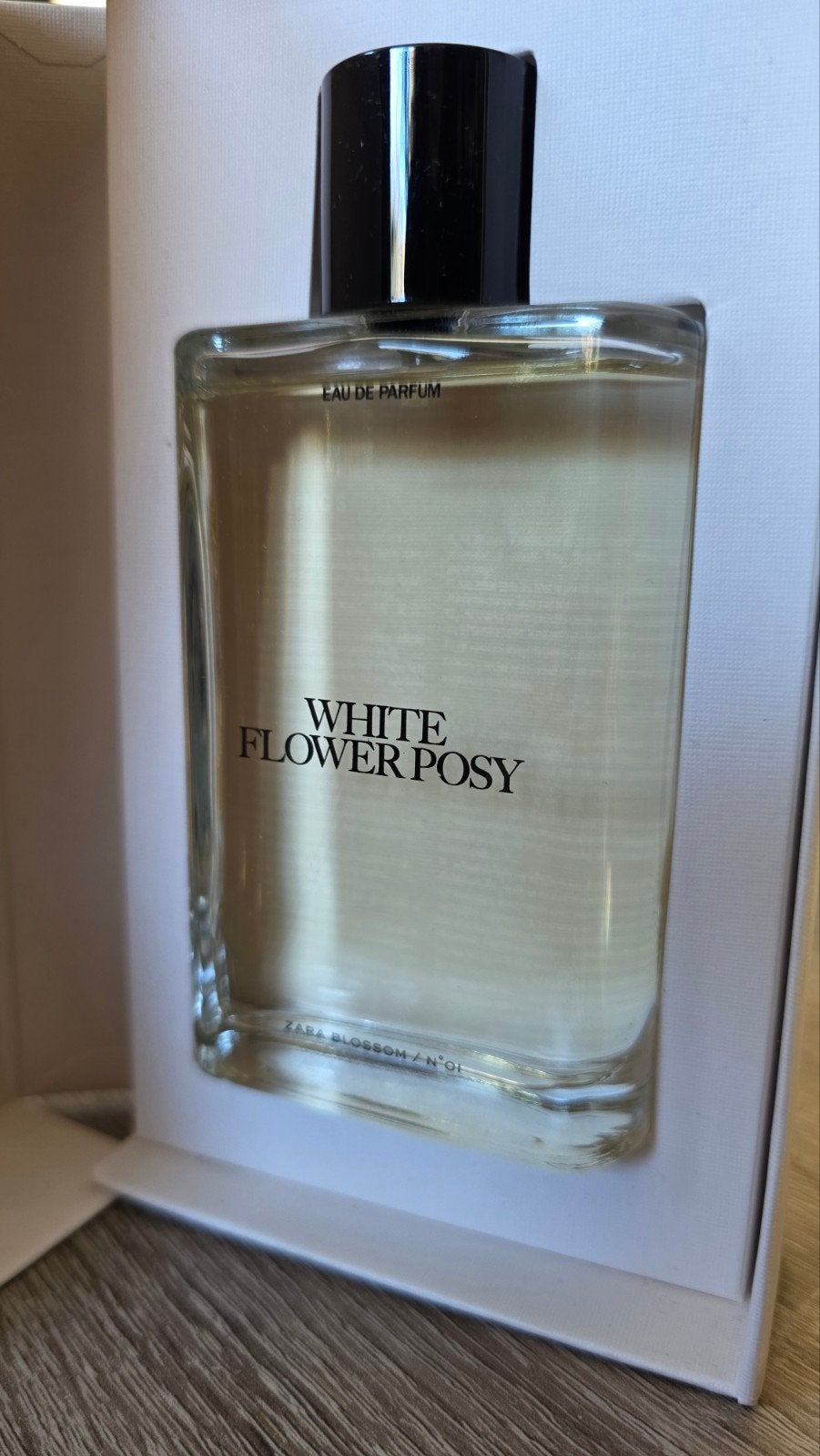 White Flower Posy -Zara (First Edition), Ophalen of Verzenden, Zo goed als nieuw
