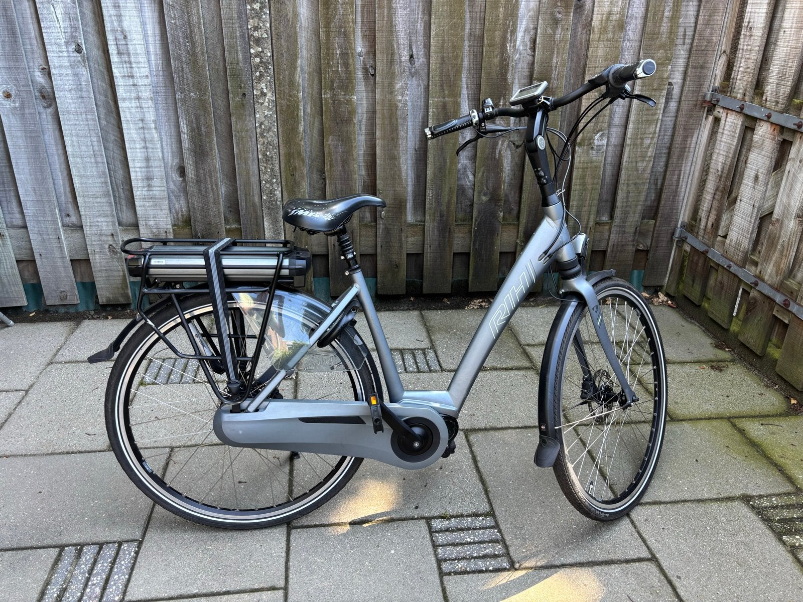 RIH Omega electrische fiets - Mat zilverblauw, Fietsen en Brommers, Elektrische fietsen, Zo goed als nieuw, 47 tot 51 cm, 50 km per accu of meer