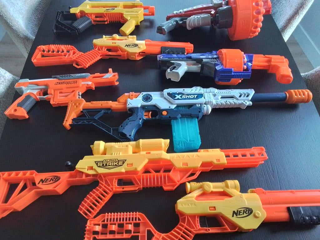 Grote Nerf collectie: 8 grote, 13 kleine pistolen + accessoi, Ophalen