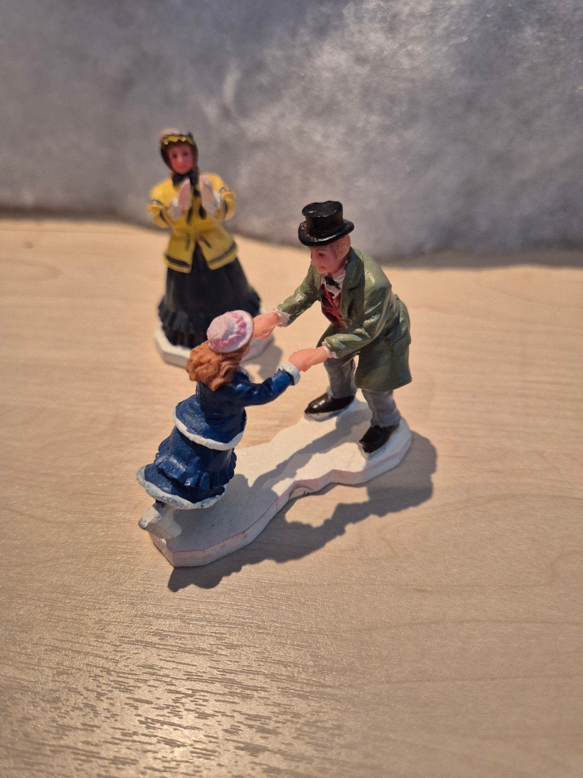 Schaatsen leren figuren van Lemax, Ophalen