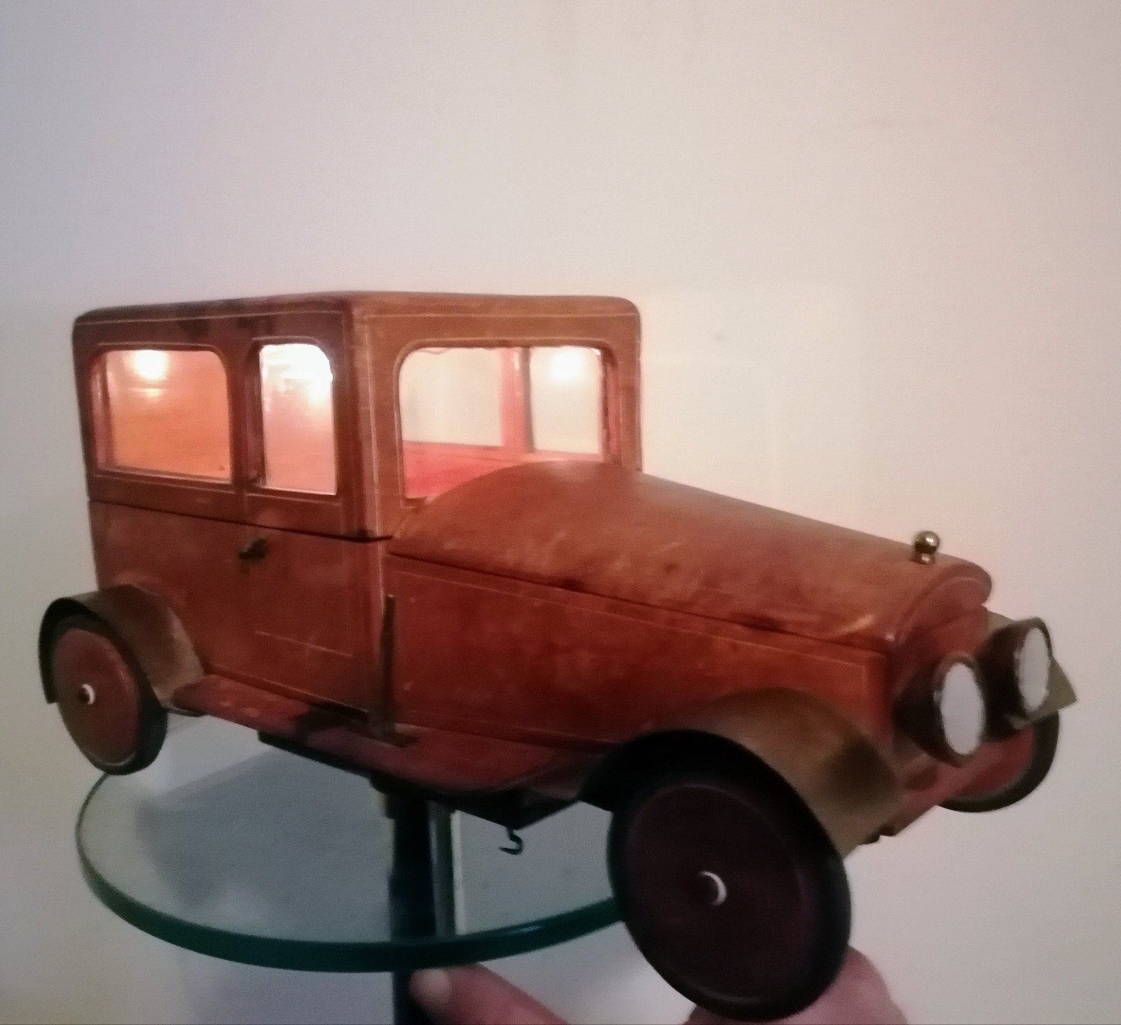 Oude miniatuur auto met daarin een 'Thorens' Speeldoos '1930, Ophalen of Verzenden