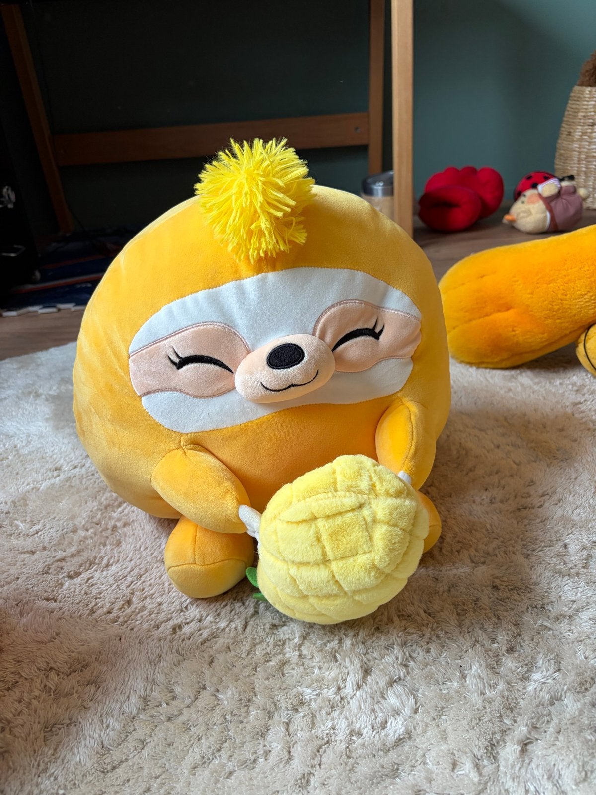 Gele luiaard knuffel met ananas - Squishmallow stijl, Overige typen, Ophalen of Verzenden, Zo goed als nieuw, Middelgroot (20 tot 80 cm)