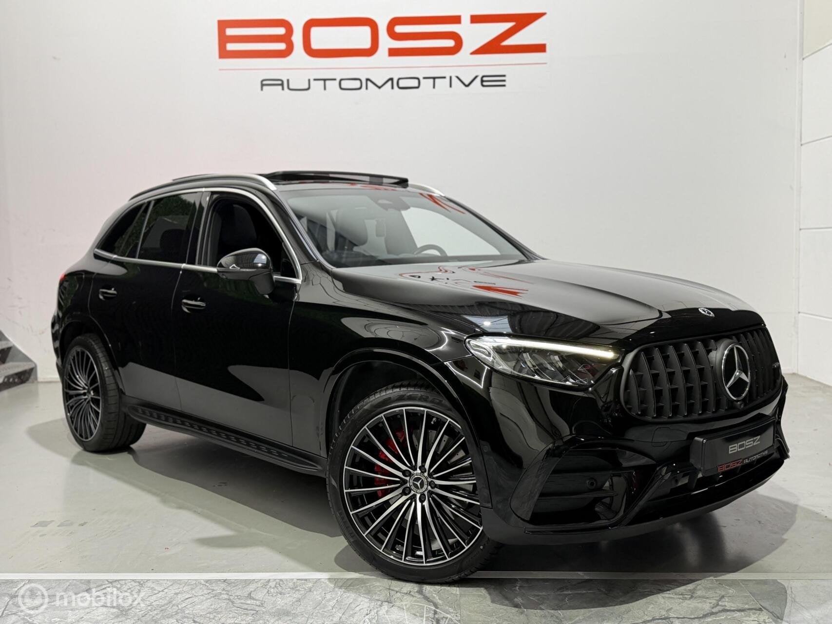 Mercedes GLC-klasse 300e 4MATIC AMG Line PANO 360 BUR MEMORY, Auto's, Automaat, Dealer onderhouden, Zwart, Leder en Stof