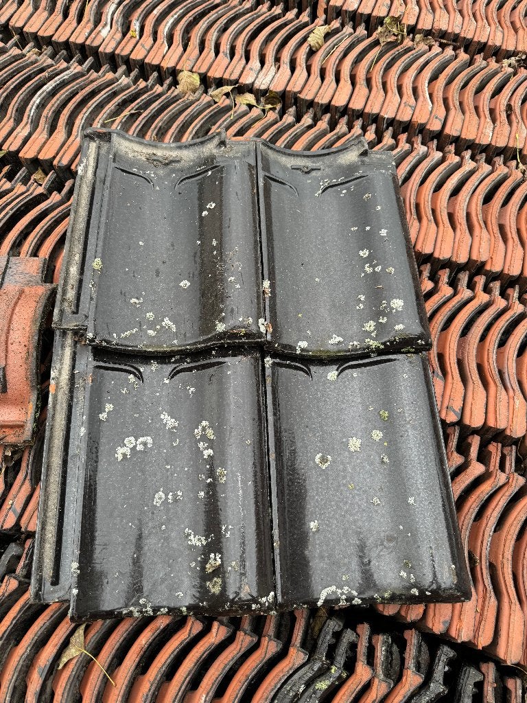 Dakpan vh glazuur 650 stuks met gevelpan en nokpannen.