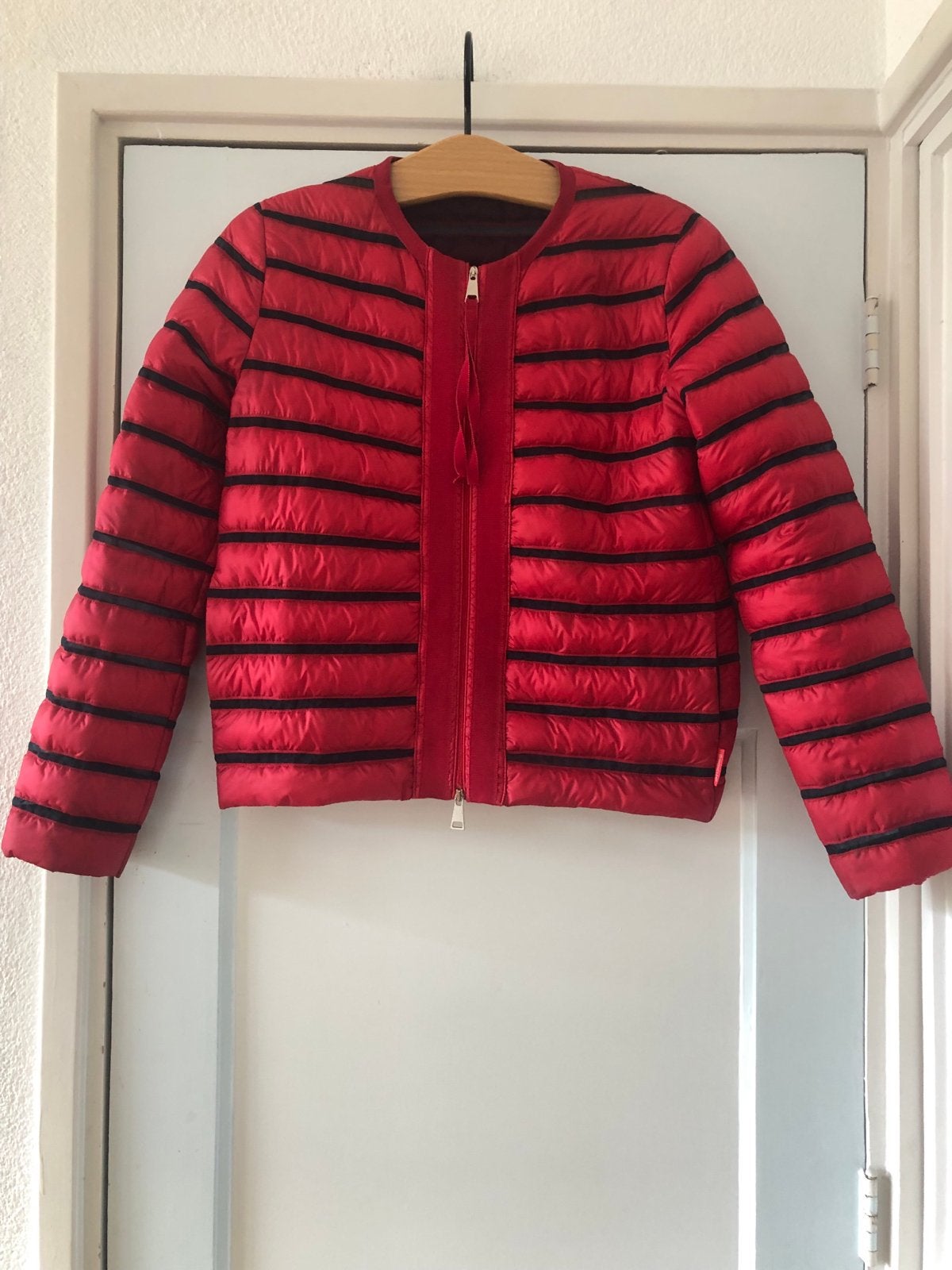 Moncler rode jas met zwarte strepen, Kleding | Dames, Jassen | Winter, Ophalen of Verzenden, Zo goed als nieuw, Maat 36 (S), Rood