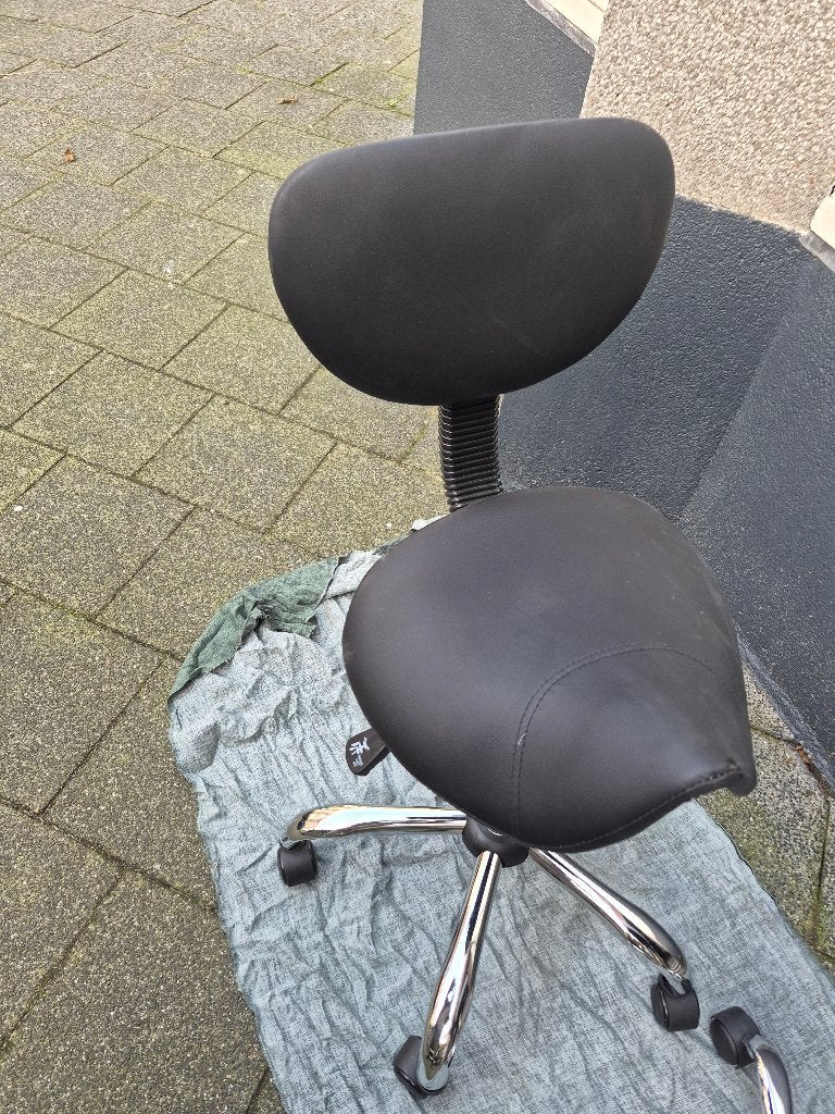 Zadelkruk met rugleuning - Zwart, Ophalen, Kunststof, 60 tot 90 cm, Zo goed als nieuw