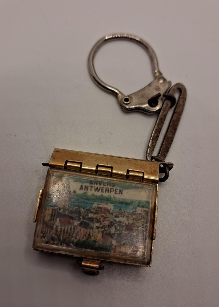 Vintage Antwerpen sleutelhanger met miniboekje, Antiek en Kunst, Ophalen of Verzenden