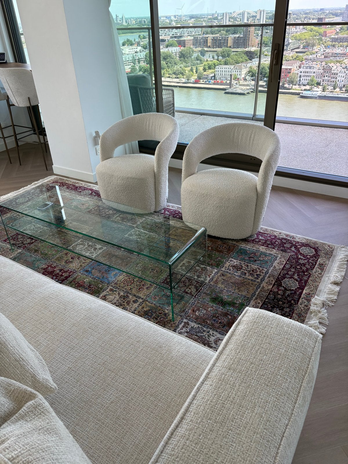 2 x SOFACOMPANY Judi Draaibare Stoel - Bouclé Stof, Huis en Inrichting, Stoelen, Ophalen, Wit, Zo goed als nieuw, Eén