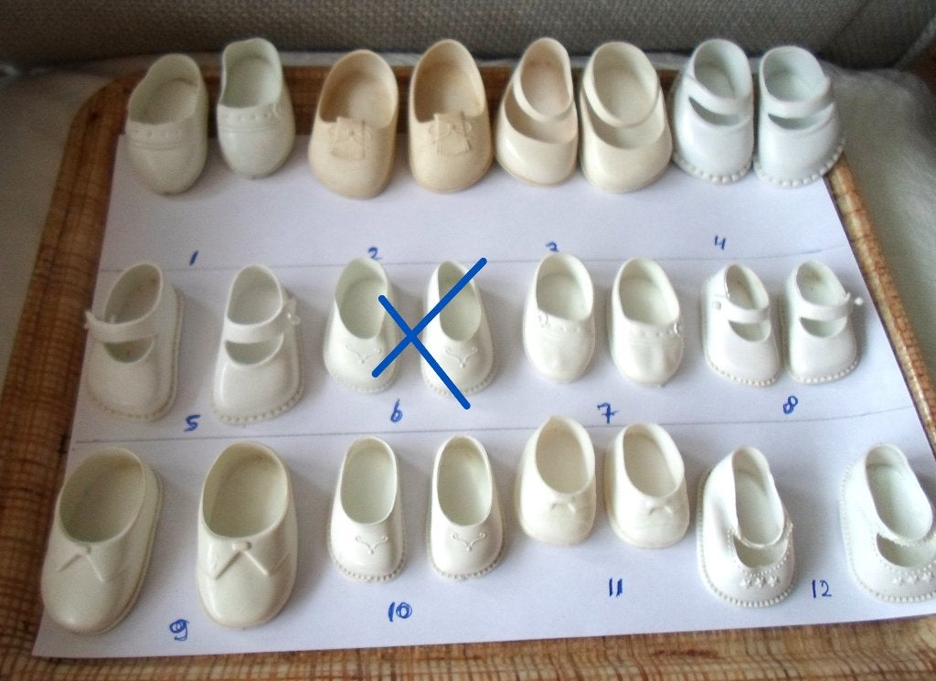 Poppenschoentjes 1 euro per paar. (Plastic)., Verzamelen, Poppen, Ophalen of Verzenden, Gebruikt, Kleertjes