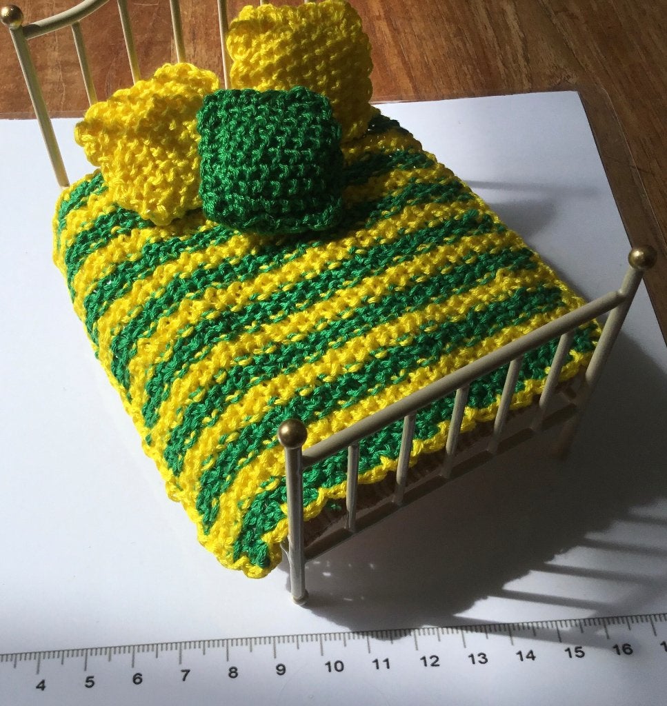 Poppenhuis miniaturen dekentje en kussentjes geel groen, Verzamelen, Poppenhuizen en Toebehoren, Ophalen of Verzenden, Nieuw, Poppenhuis