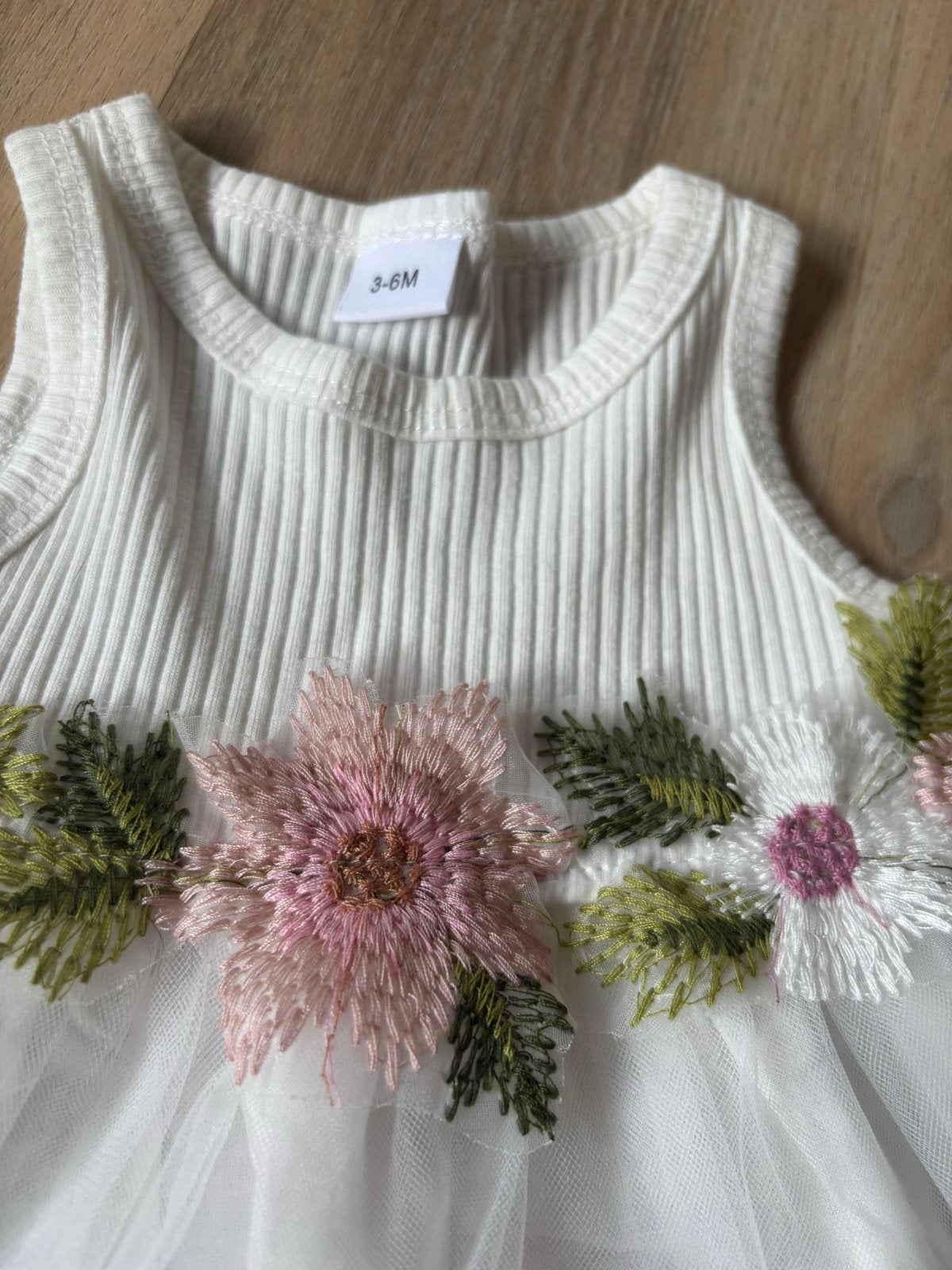 Schattig wit baby jurkje met bloemen (3-6M), Ophalen of Verzenden, Zo goed als nieuw, Meisje