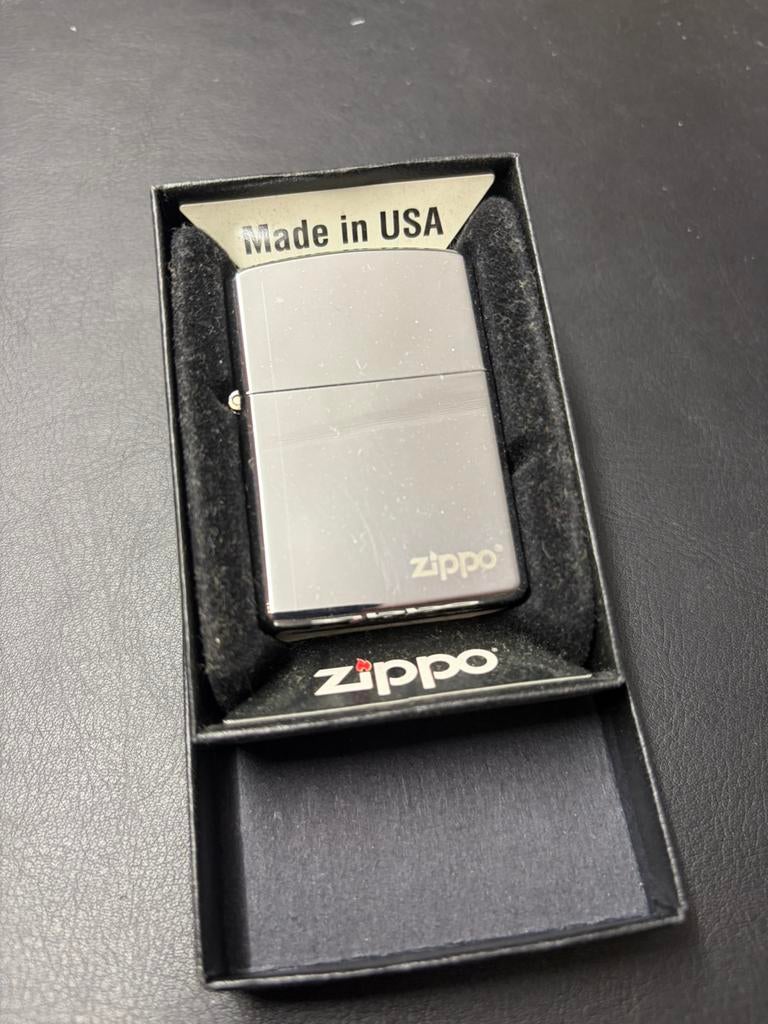 Zippo met tekst rechts onder nieuw nooit gebruikt, Ophalen of Verzenden, Zo goed als nieuw, Aansteker
