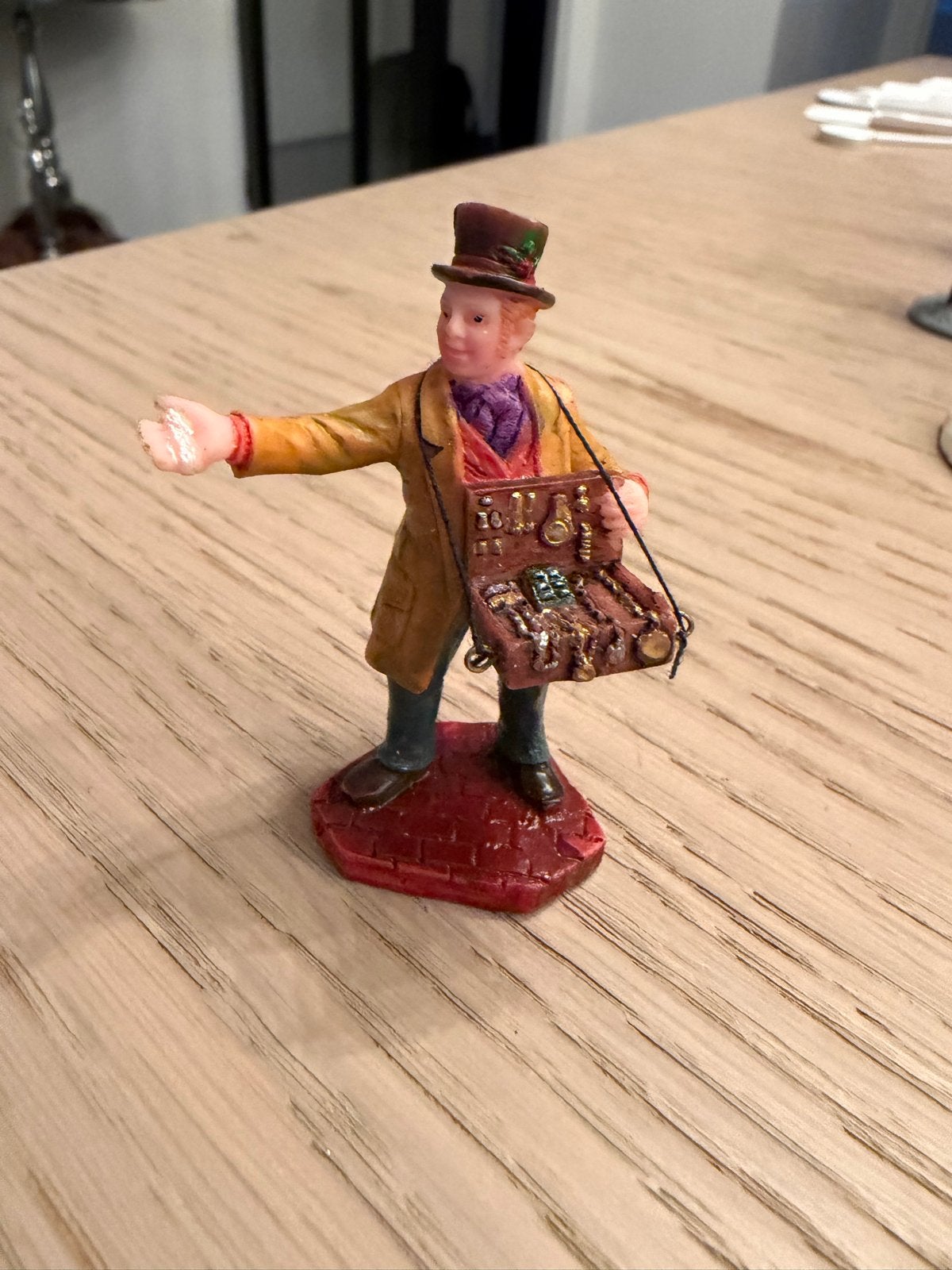 Lemax  beeldje van een marskramer met hoed, Diversen, Ophalen of Verzenden, Zo goed als nieuw