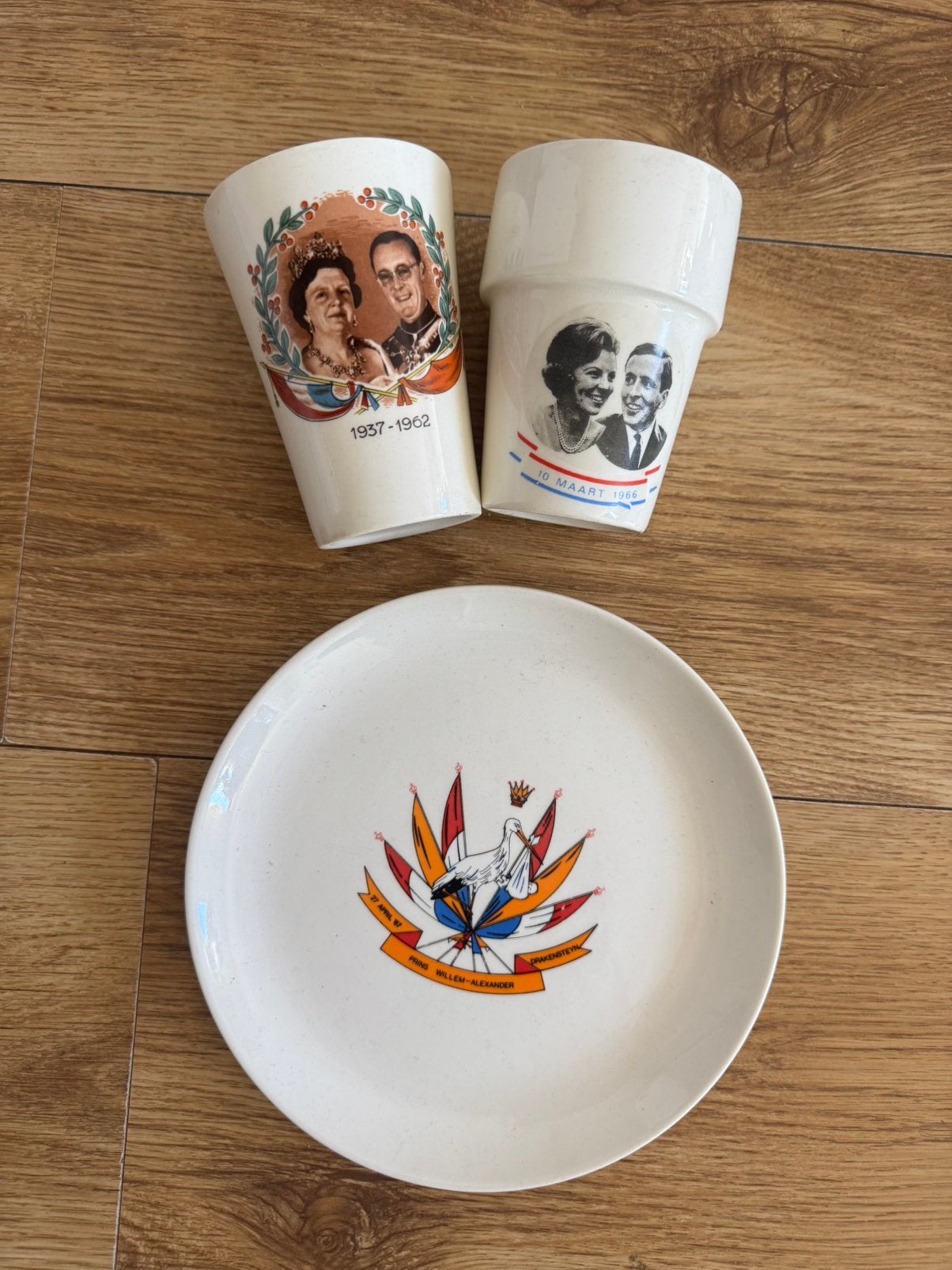 Koningshuis bekers en bordje, Ophalen of Verzenden, Zo goed als nieuw, Servies