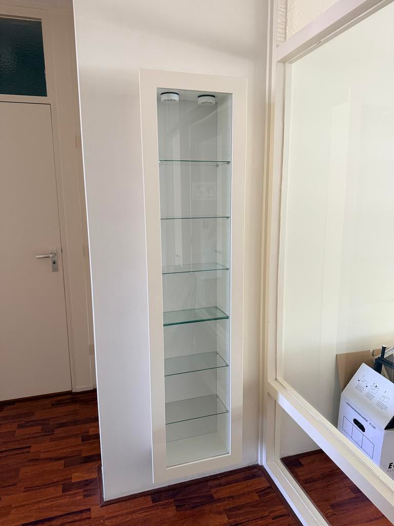 Moderne witte vitrinekast met glazen planken en verlichting, Ophalen, Minder dan 50 cm, Minder dan 25 cm, Modern