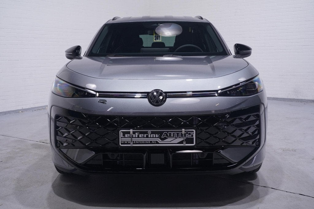 Volkswagen T-Roc 1.5 eTsi R-Line First Edition IQ.light Appl, 1374 kg, Stof, Euro 6, 4 cilinders