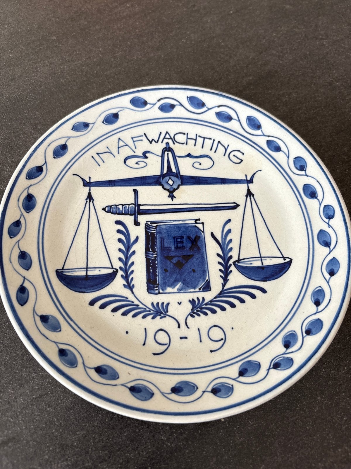 Antiek Delfts Blauw 'In Afwachting' bord - 1919, Antiek en Kunst, Ophalen of Verzenden