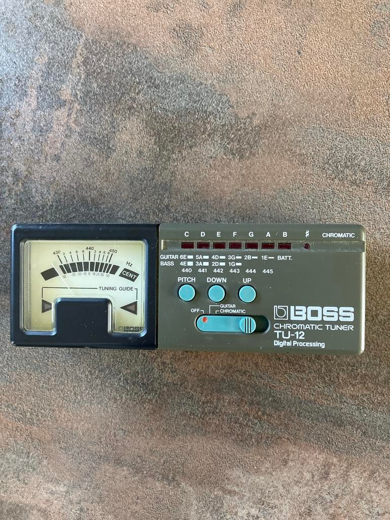 BOSS TU-12 Chromatic Tuner - Digitale Gitaar/Bas Tuner, Muziek en Instrumenten, Ophalen of Verzenden, Zo goed als nieuw, Elektrische gitaar