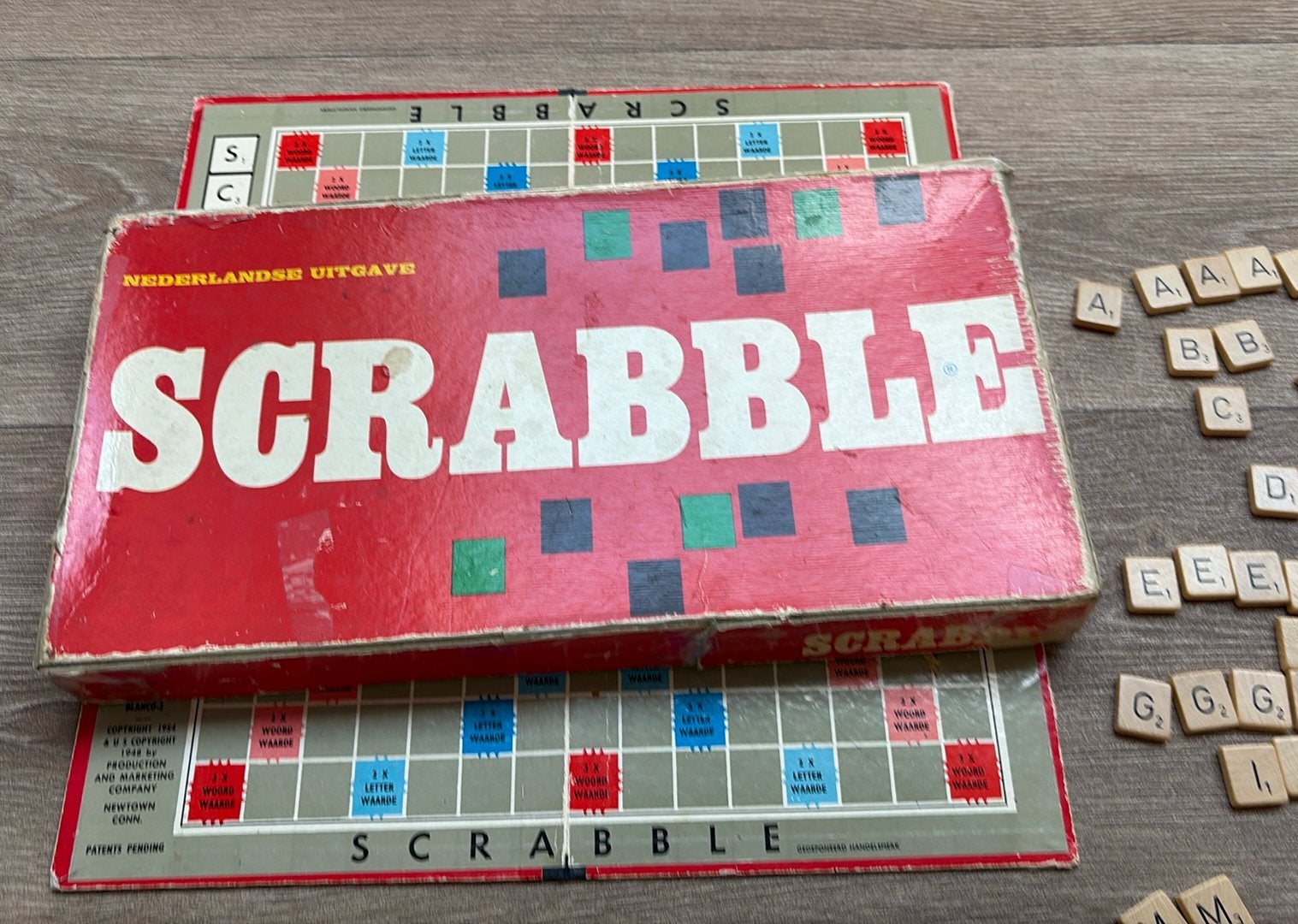 SCRABBLE COMPLEET VINTAGE MET HOUTEN PLANKJES, Ophalen of Verzenden, Zo goed als nieuw